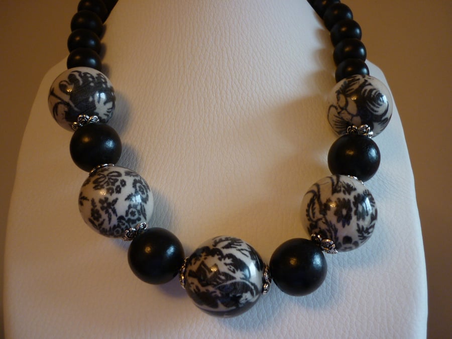 BLACK AND BEIGE CHUNKY NECKLACE.  478