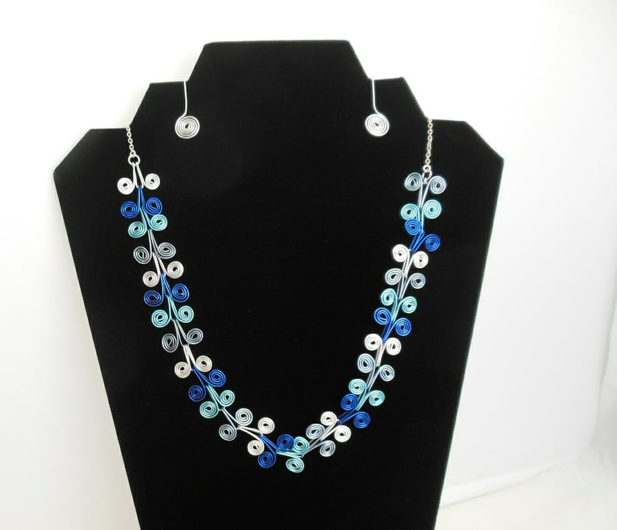 Deco spiral necklace.