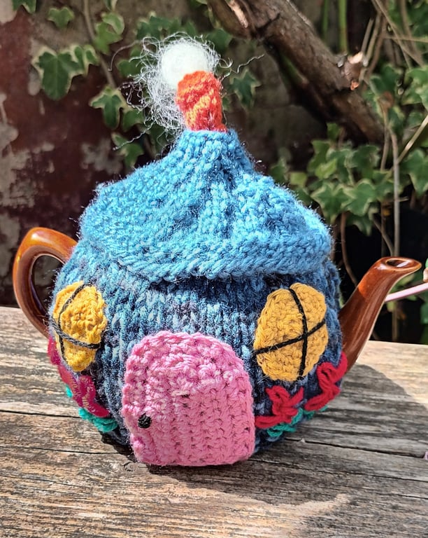 Knitted tea cosy -  Country cottage design to fit a one or two cup teapot
