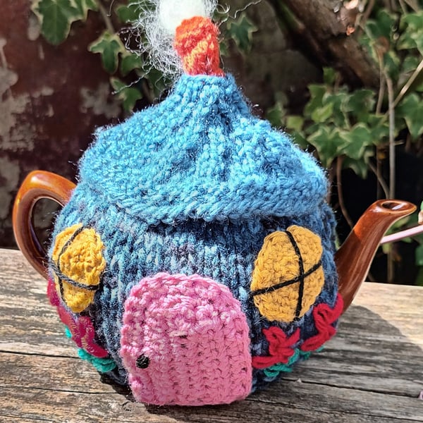 Knitted tea cosy -  Country cottage design to fit a one or two cup teapot