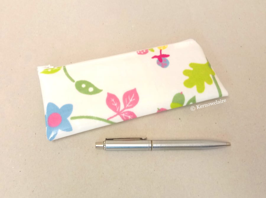 Pencil case in white with flowers and berries