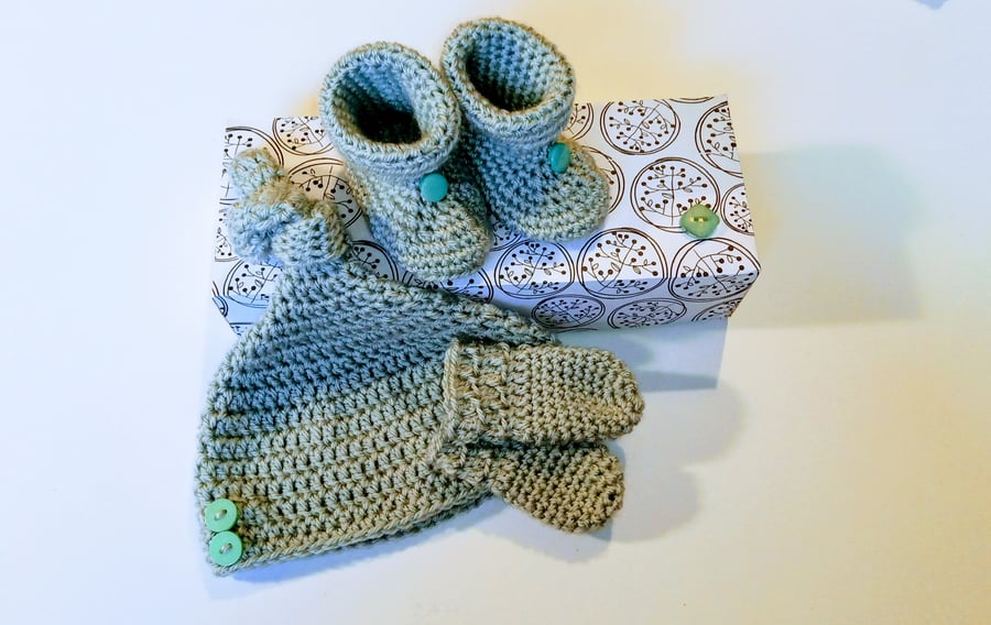 Newborn  Baby Crochet  Gift Set Hat, Mittens and Booties