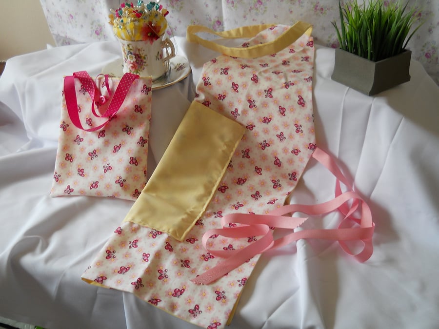REVERSABLE CHILDS APRON WITH MATCHING CARRY BAG