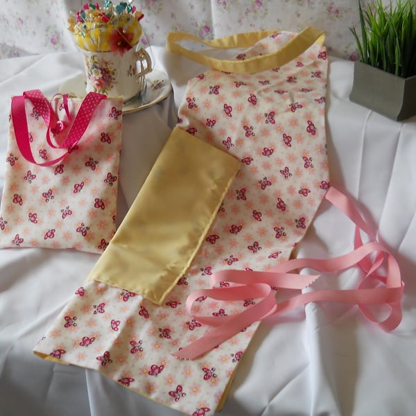 REVERSABLE CHILDS APRON WITH MATCHING CARRY BAG