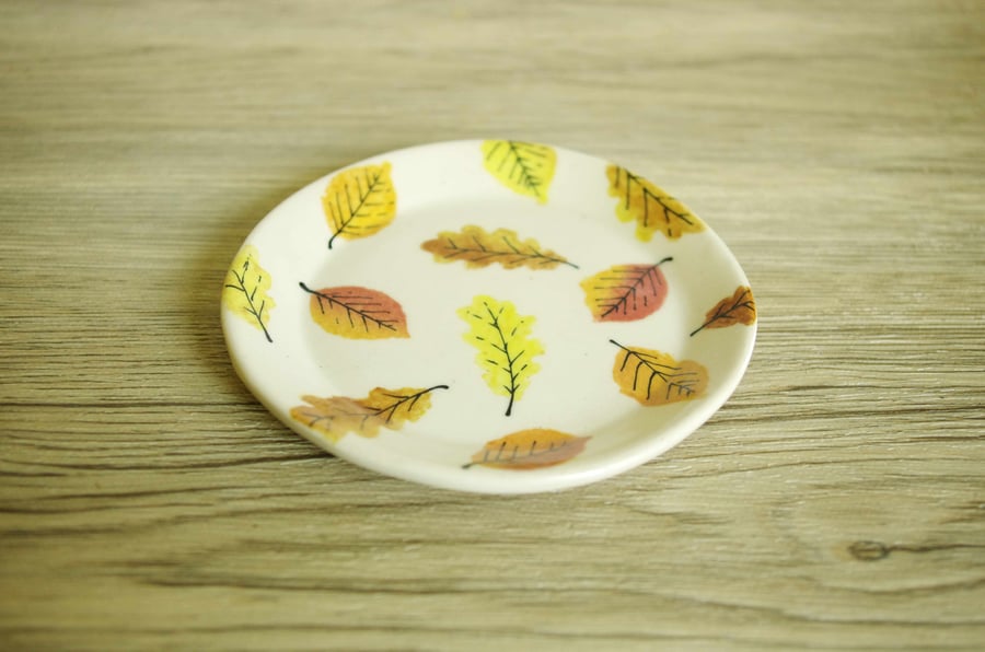 Small Circle Dish - Autumn Beech and Oak Leaves, Pattern