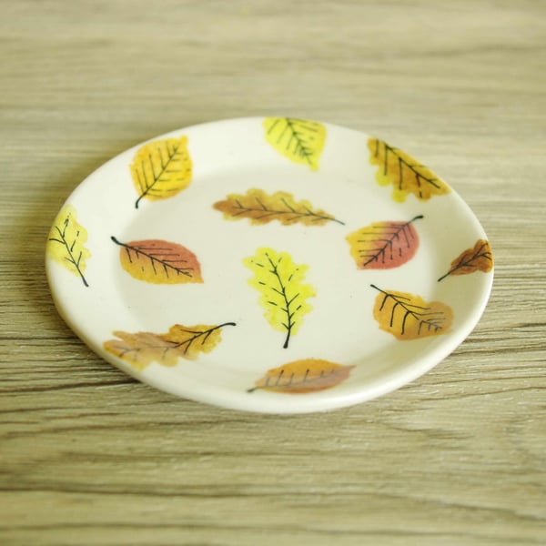 Small Circle Dish - Autumn Beech and Oak Leaves, Pattern