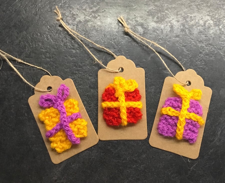 Set of 3 gift tags with knitted presents 