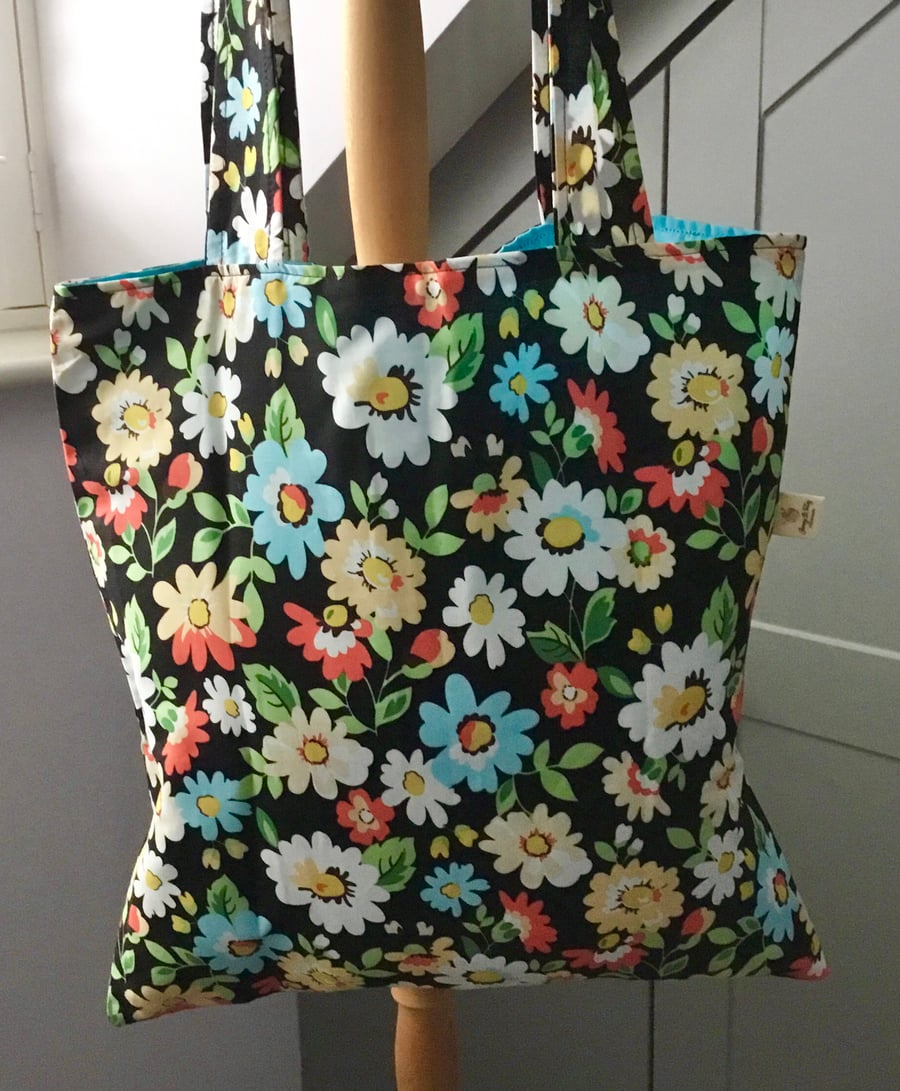 A large tote bag in a fabulous daisy print fabric.
