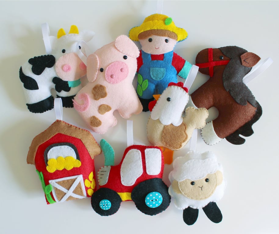 Make Your Own felt Farmyard Garland Kit. Sewing pattern.