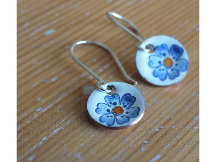 Blue flower enamel earrings (12mm)