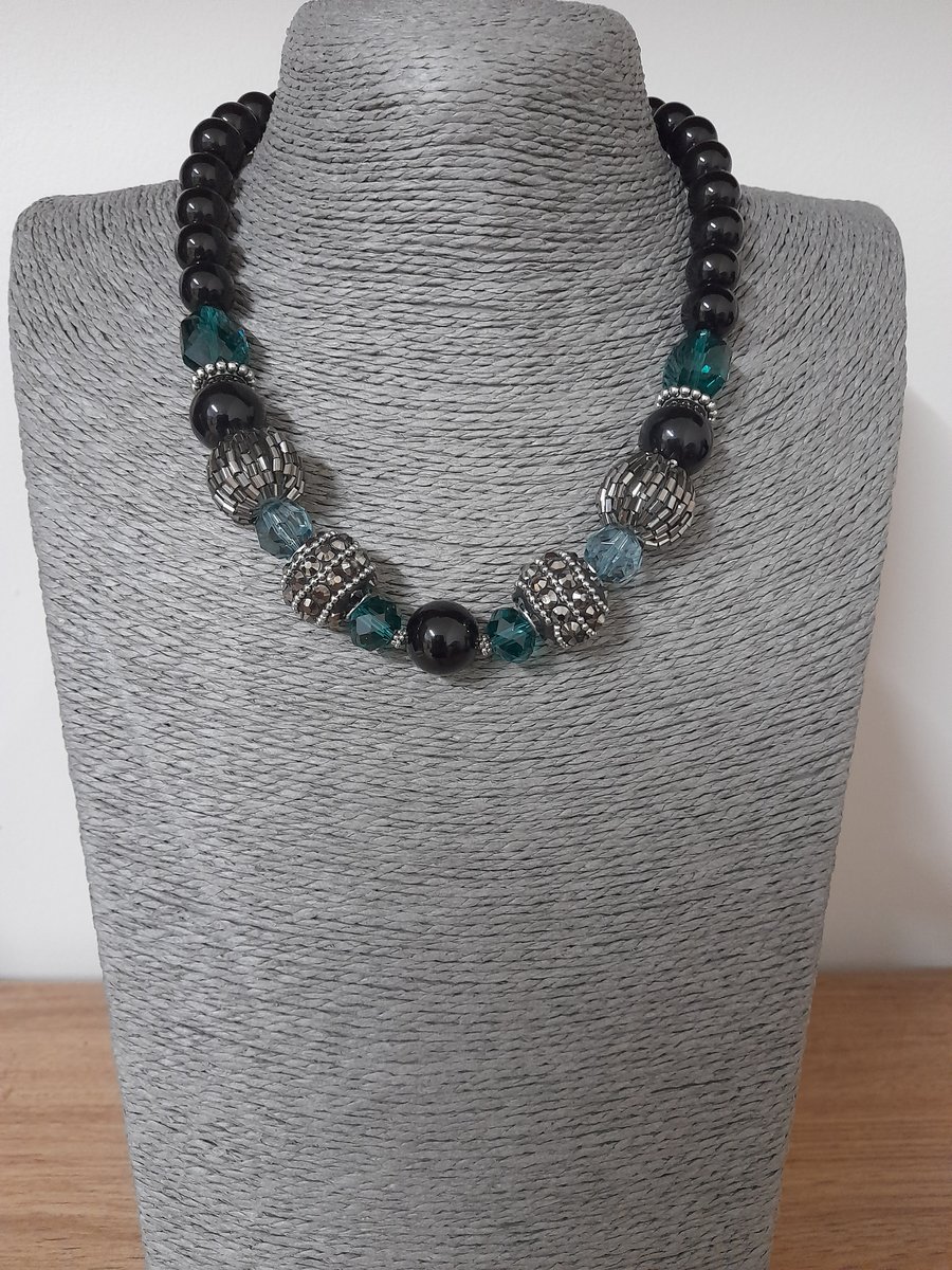 EMERALD GREEN, BLACK AND SILVER STATEMENT NECKLACE.