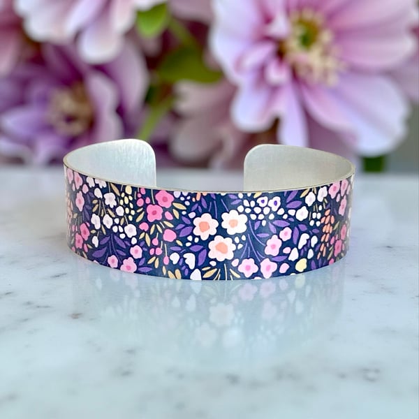 Ditsy cuff bracelet, purple pink floral metal bangle. (743)
