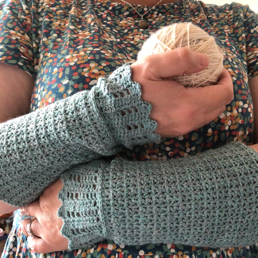 Crochet pattern for Studio Sleeves armwarmers, fingerless gloves