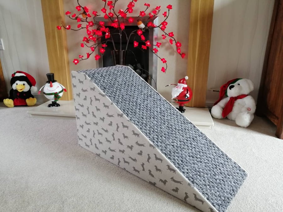 32cm H. x 65cm L. Pet Ramp Unique Grey Silouette Dachshunds on Lovely Linen Fabr