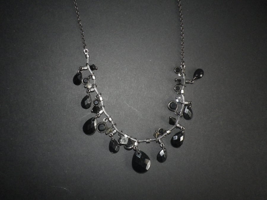 Delicate 27 pc faceted jet & rhinestone teardrop , lightweight chain necklace