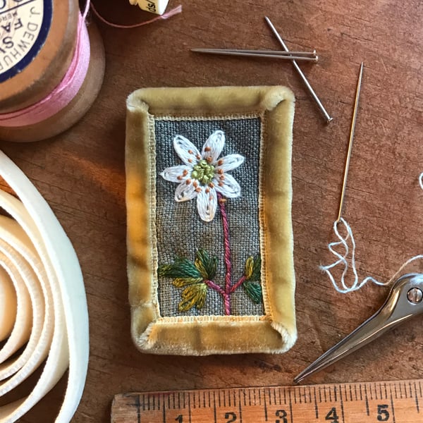 Wood Anemone - textile brooch 