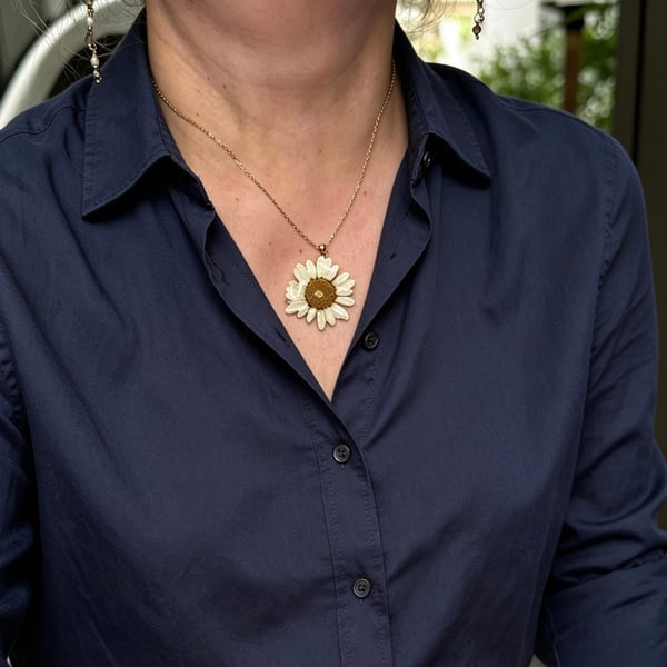 Real Daisy Resin Necklace. Handmade Botanical Flower Pendant 