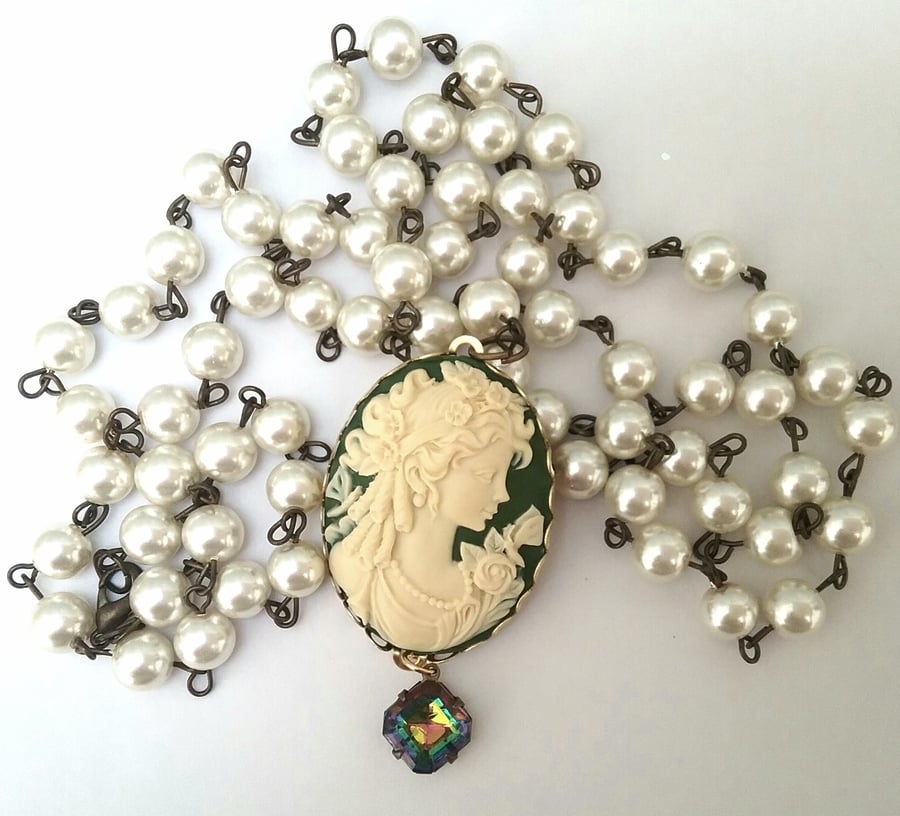 Cameo & Vintage Pearl Chain.......
