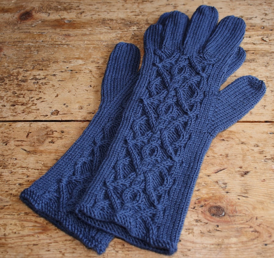 Women's merino wool gloves with cable pattern, denim blue