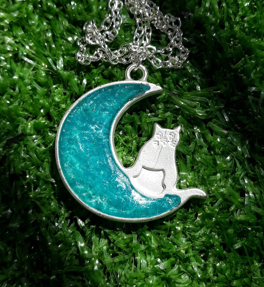 R40 Moon and cat necklace with blue resin