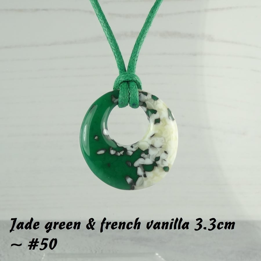 Green fused glass necklace, on a waxed cord, round, handcrafted (50)