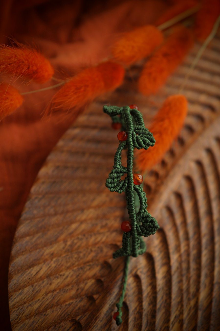 Autumn macrame leaf bracelet with Carnelian in green 