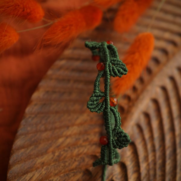 Autumn macrame leaf bracelet with Carnelian in green 