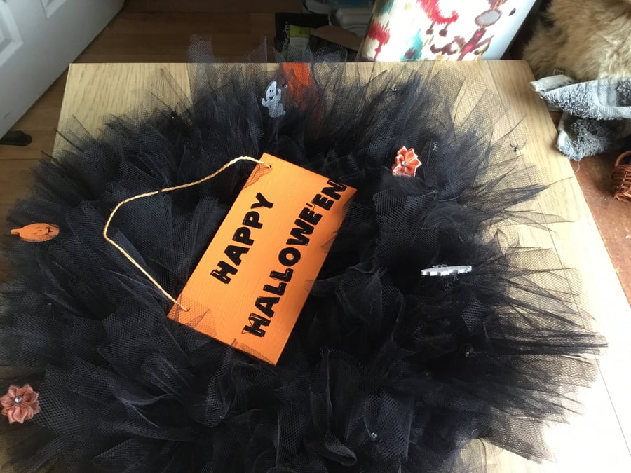 Black and orange Hallowe’en wreath. CC511