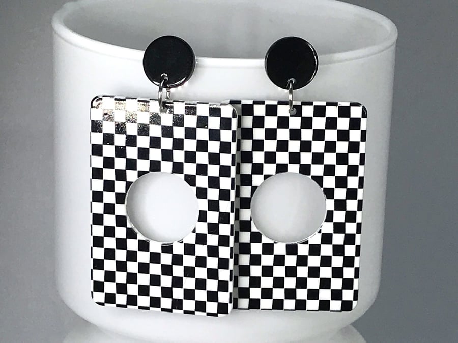 RETRO CHEQUERED EARRINGS Rectangle monochrome black and white resin