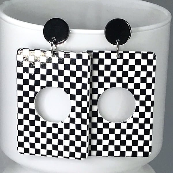 RETRO CHEQUERED EARRINGS Rectangle monochrome black and white resin