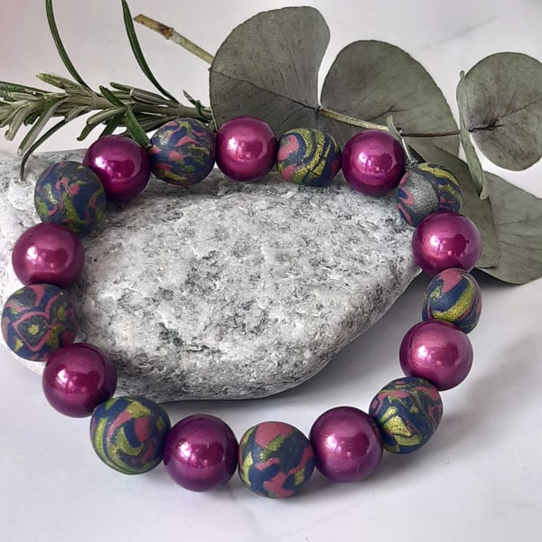 Navy, hot pink and metallic green polymer clay stretch beaded bracelet