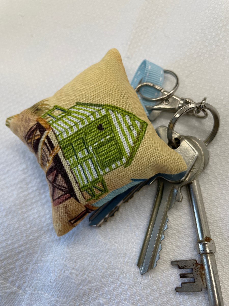 Beach hut fabric keyring 