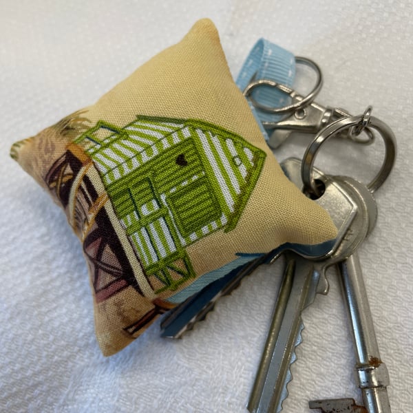 Beach hut fabric keyring 