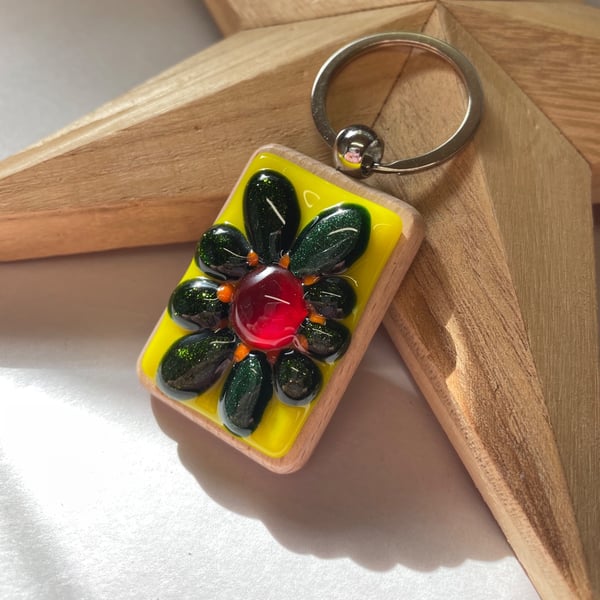 Glass green flower keyring. 
