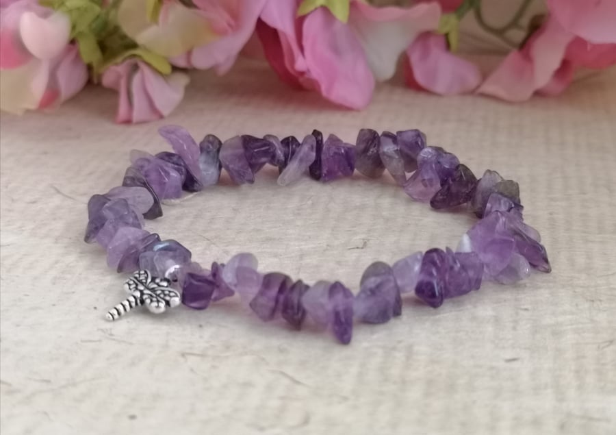 Amethyst chip stretch gemstone bracelet with dragonfly charm