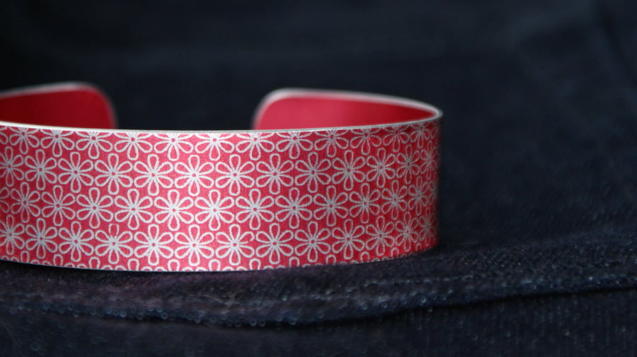 Geometric flower print cuff bracelet red