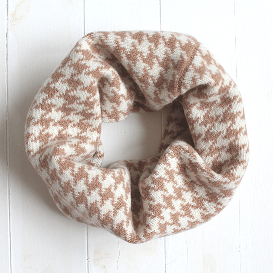 SECONDS SUNDAY Houndstooth knitted cowl - camel and cream