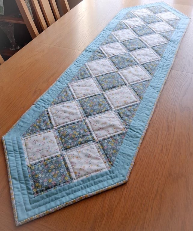 Spring Daffodil patchwork quilted table runner