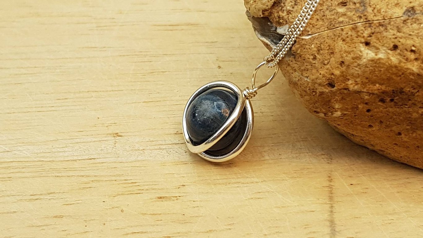 Minimalist Kyanite circle pendant necklace