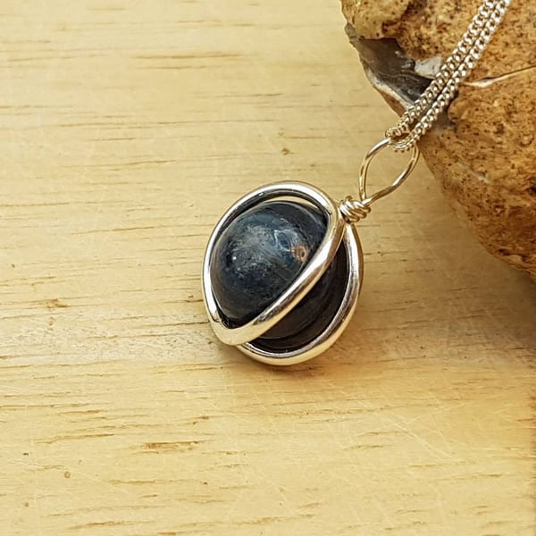 Minimalist Kyanite circle pendant necklace