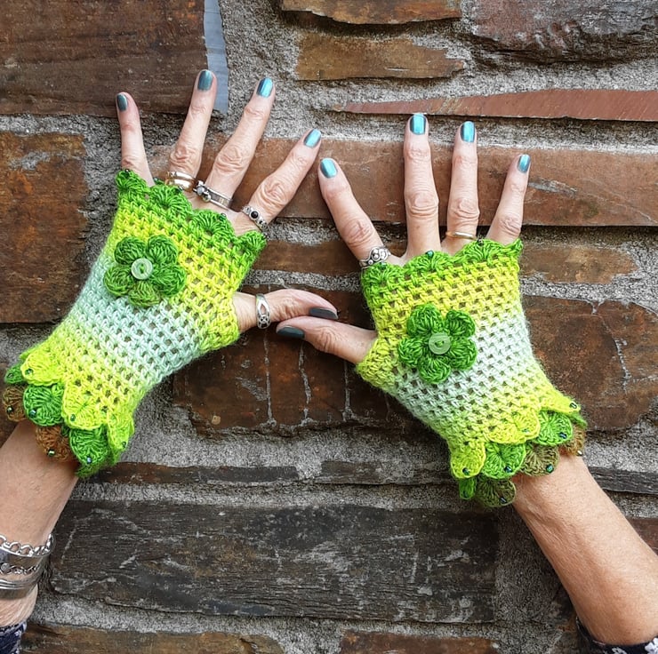 Ladies fingerless gloves. Pretty handwarmers. Free UK first class postage
