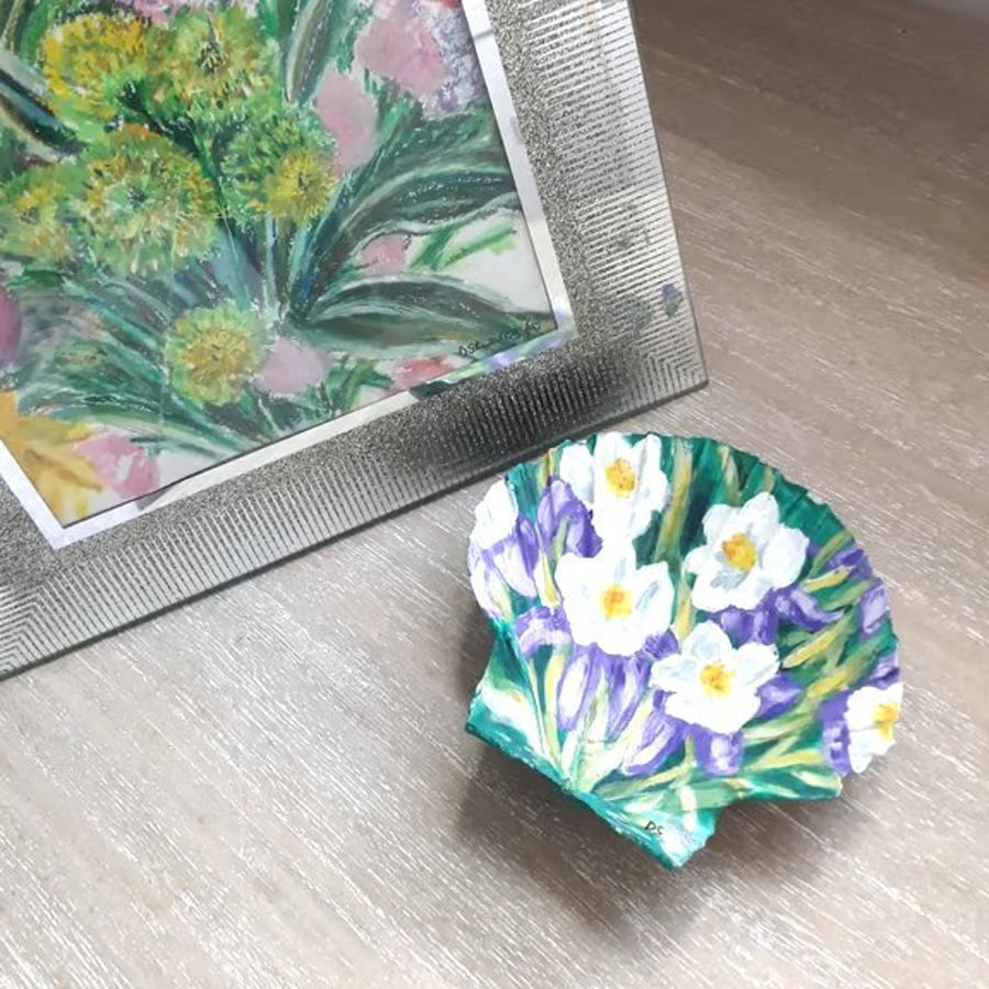 Handpainted "aquilegia flowers purple & white" king scallop shell trinket dish