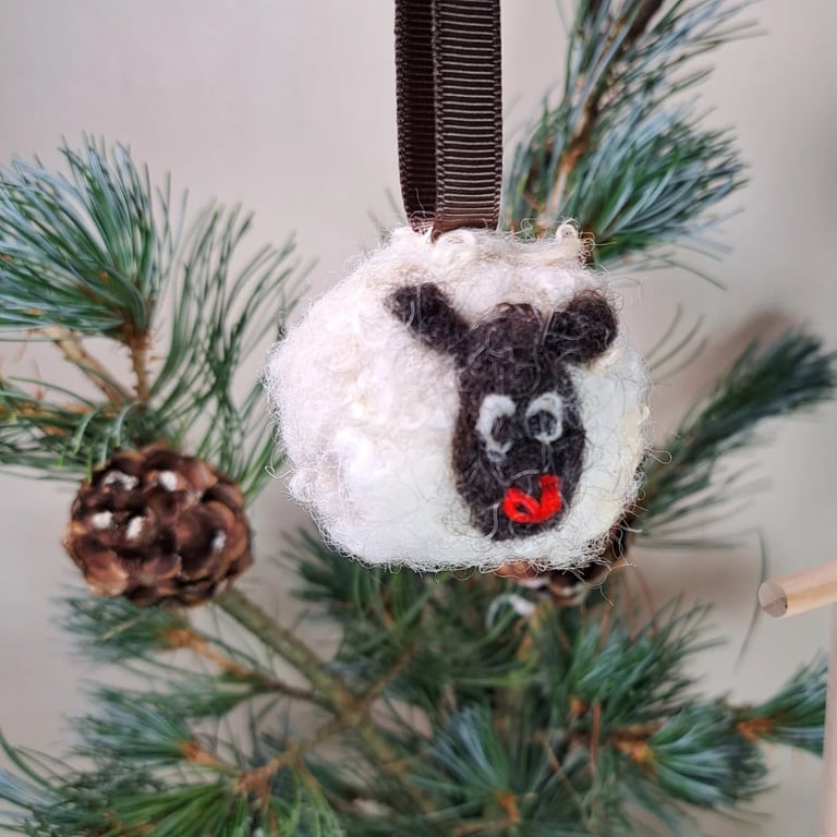 Sweet pure wool sheep bauble pet and children safe natural and sustainable. N5