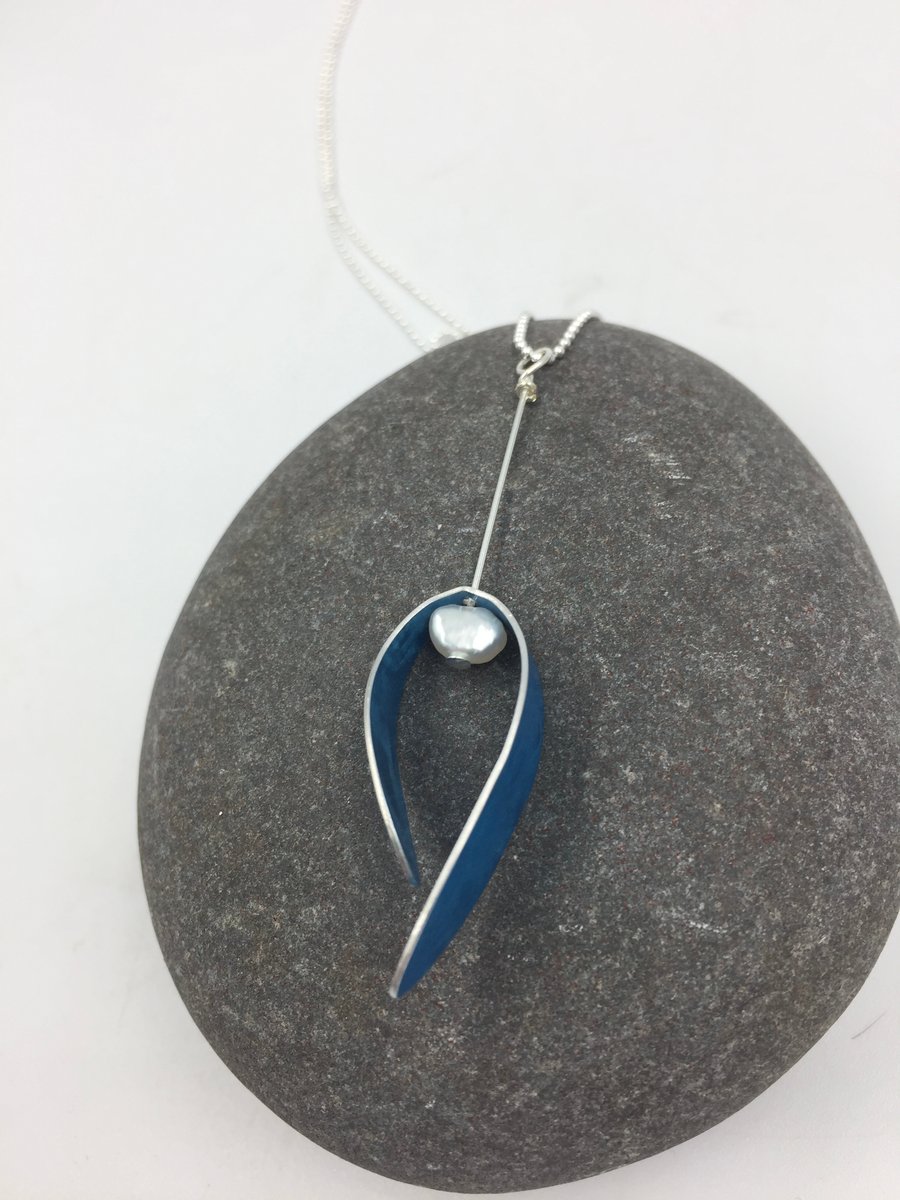 Anodised aluminium’Berry’ pendant in royal blue with white pearl
