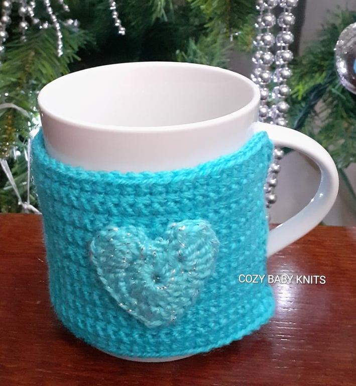MUG COZY WITH A HEART ON BOTH SIDES. (MUG INCLUDED)