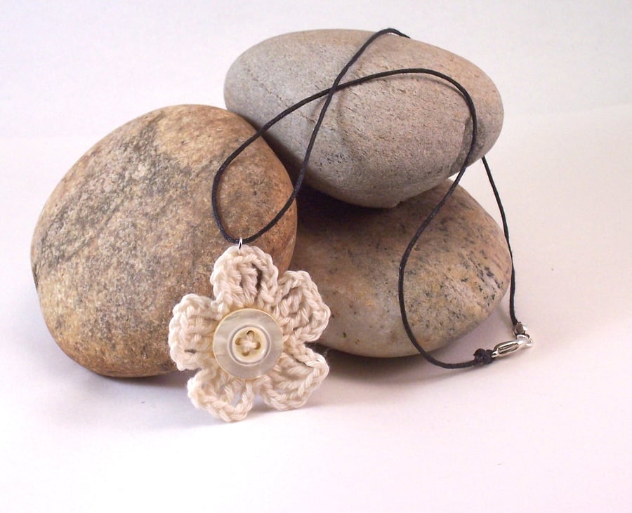 Crochet blossom necklace in ivory - Irina