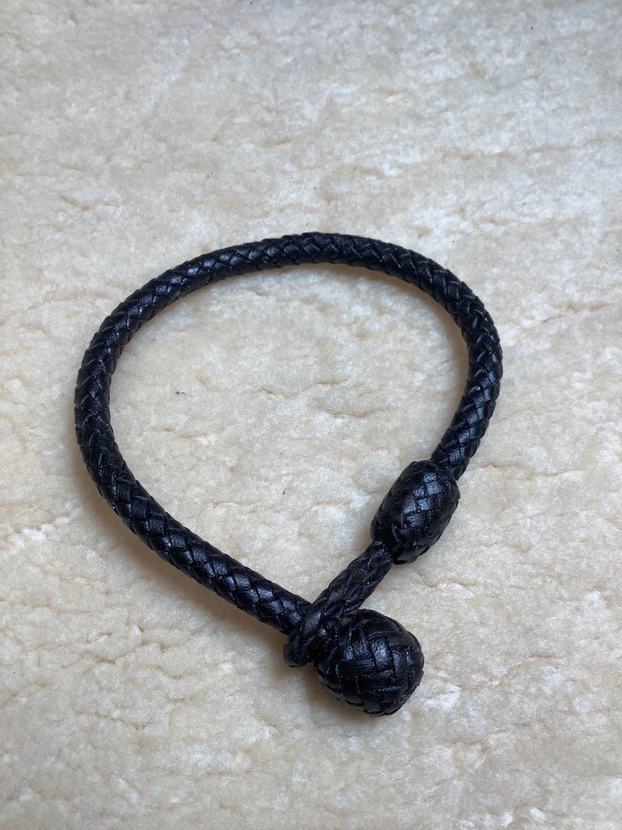 Slim braided bracelet in black kangaroo leather