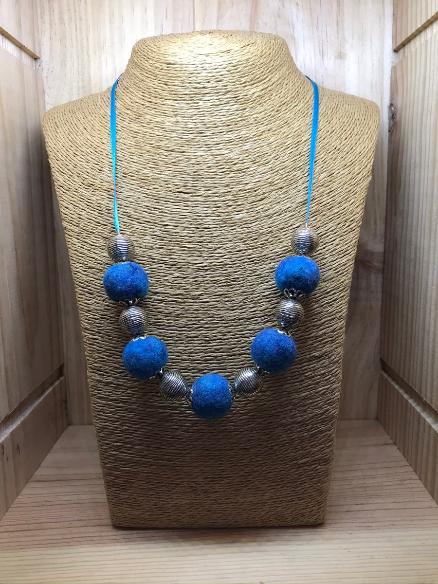  Felt Necklace. (305)