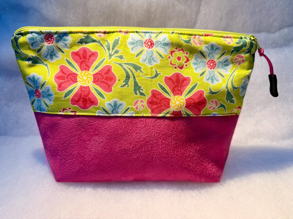 Pink and blue flowers - Medium zipped water-resistant pouch for toiletries, etc.