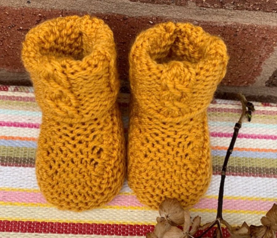 Knitted baby bootees pumpkin 